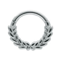 Silberner Wreath Clicker Piercingring Silberner Wreath Clicker Piercingring auf weißem Hintergrund