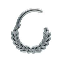 Silberner Wreath Clicker Piercingring Silberner Piercingring mit Kranzdesign auf weißem Hintergrund