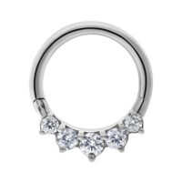 Silberner Piercingring mit klaren Kristallen auf weißem Hintergrund