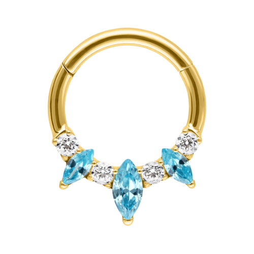 Goldener Piercingring mit aquamarinfarbenen Kristallen auf weißem Hintergrund