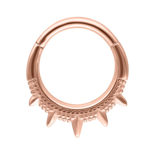 Roségoldener Septum Clicker mit spitzen Details auf weißem Hintergrund