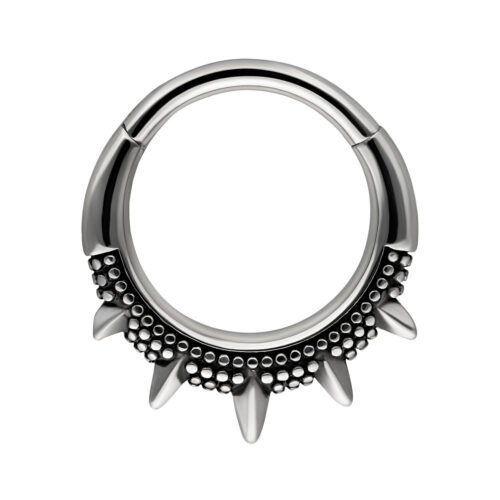 Orientalischer Piercingring mit Nieten und Spikes, schwarz-silber, auf weißem Hintergrund