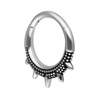 Silberner und schwarzer Piercingring mit stachelartigem Design auf weißem Hintergrund