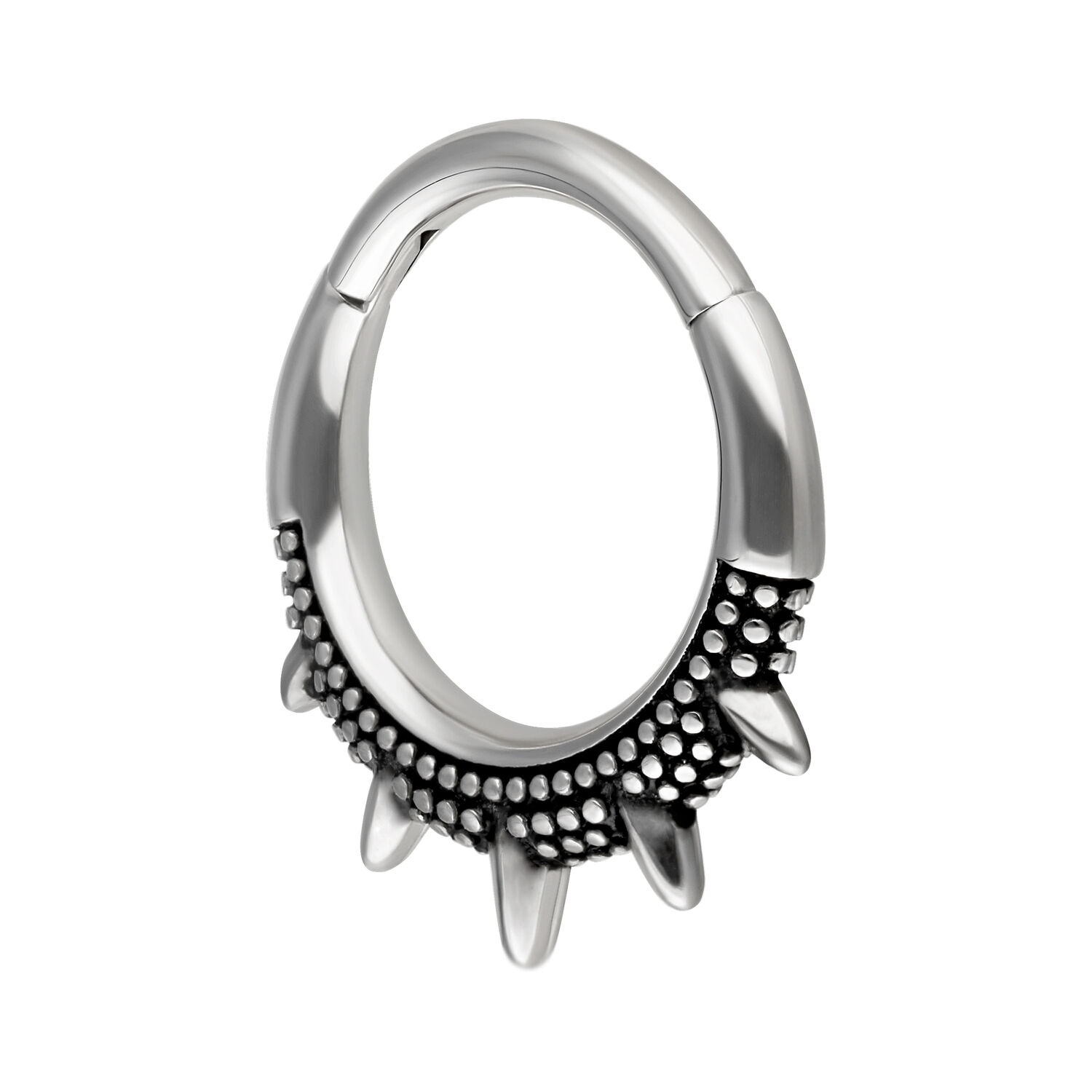 Silberner und schwarzer Piercingring mit stachelartigem Design auf weißem Hintergrund