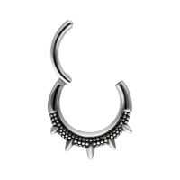 Silberner Piercingring mit Spikes auf weißem Hintergrund