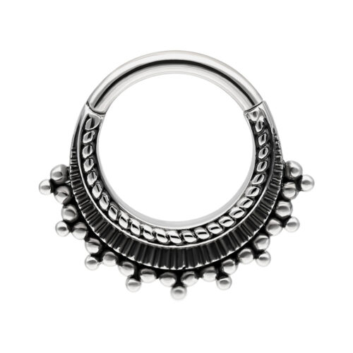 Silberfarbener Piercingring mit Verzierungen auf weißem Hintergrund