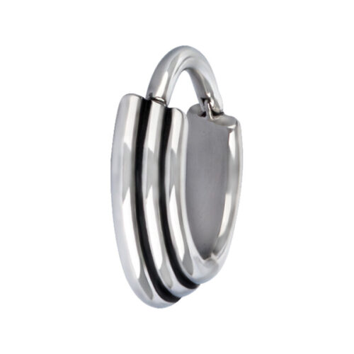 Silberner Septum Clicker aus Chirurgenstahl mit konkaver Form auf weißem Hintergrund