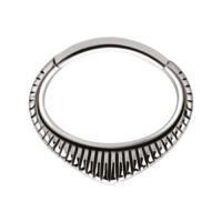 Indiana Clicker aus Chirurgenstahl in Silber Silberner Indiana Clicker Piercingring mit gezacktem Design auf weißem Hintergrund