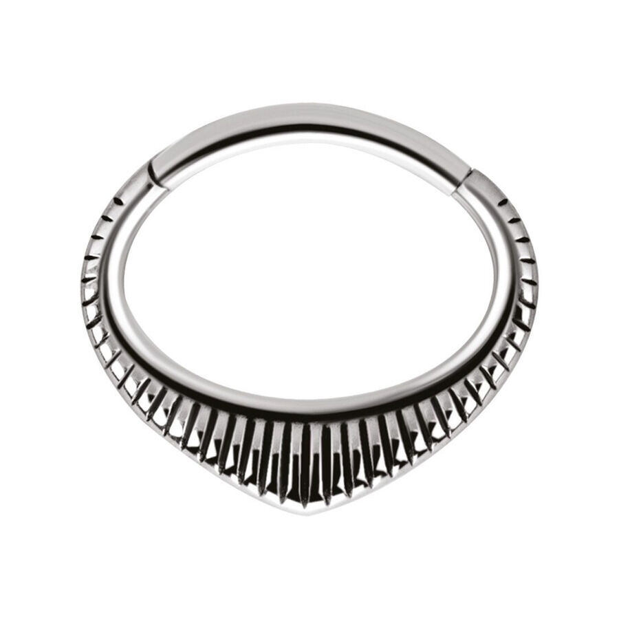 Indiana Clicker aus Chirurgenstahl in Silber Silberner Indiana Clicker Piercingring mit gezacktem Design auf weißem Hintergrund