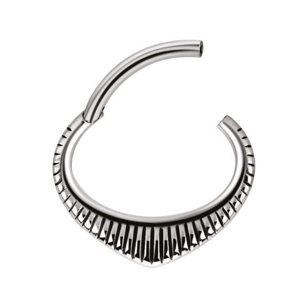 Silberner Indiana Clicker aus Chirurgenstahl Silberner Septum Clicker mit gezacktem Design auf weißem Hintergrund