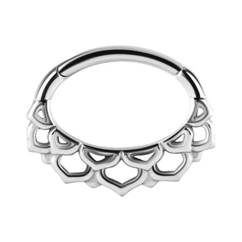 Silberner Septum Clicker mit blütenförmigem Design auf weißem Hintergrund
