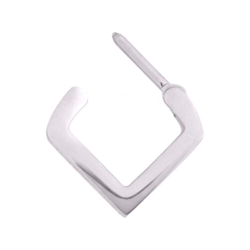 Silberner Triangle Septum Clicker aus Chirurgenstahl auf weißem Hintergrund