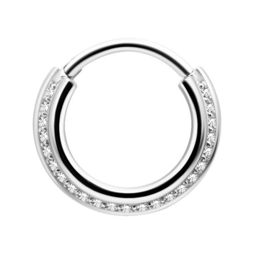 Silberner Septum Clicker mit klaren Kristallen auf weißem Hintergrund