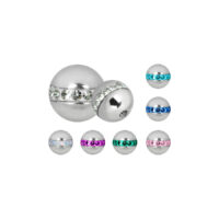 Silberner Piercingaufsatz mit bunten Kristallen auf weißem Hintergrund