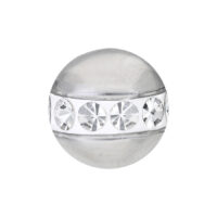 Runder silberner Aufsatz mit klaren Kristallen auf weißem Hintergrund