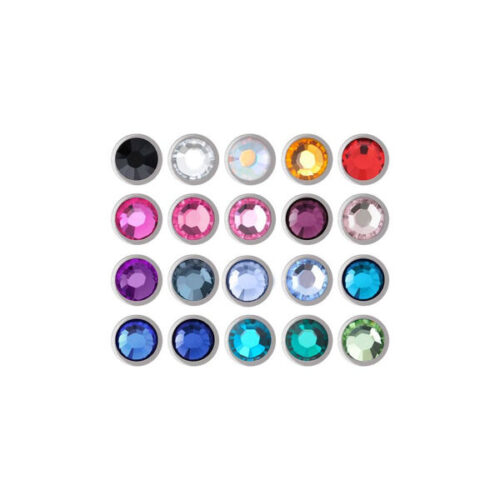 Facettierte Schmuckkugeln in verschiedenen Farben auf weißem Hintergrund