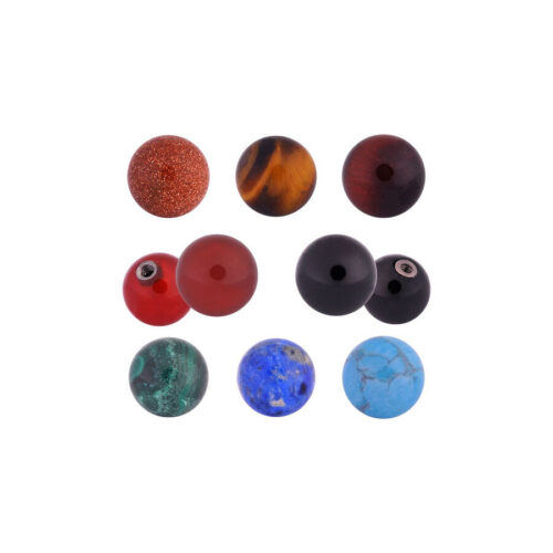 Verschiedene farbige Halbedelstein-Kugeln auf weißem Hintergrund