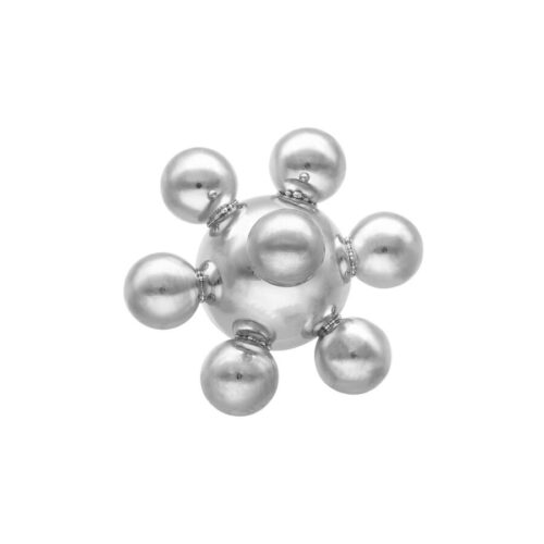 Silberner Spaceball mit sieben kleinen Kugeln auf weißem Hintergrund