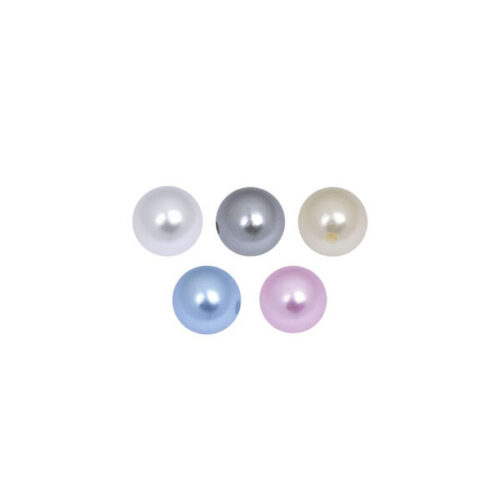 Fünf bunte Perlen in Silber, Pink, Weiß, Creme und Hellblau auf weißem Hintergrund