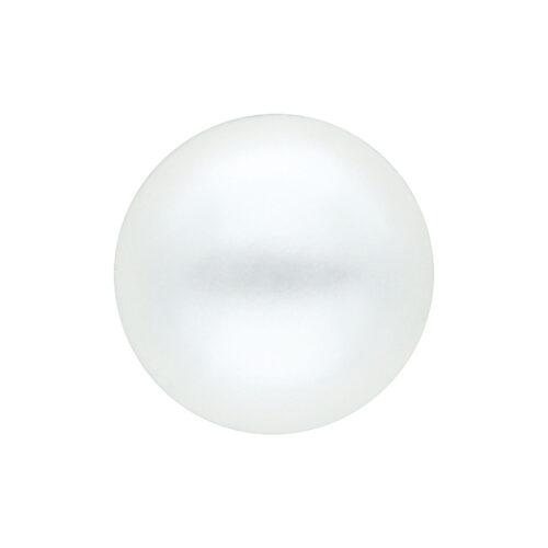 Weiße synthetische Perle auf weißem Hintergrund, glatt und rund