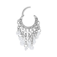Silberner Waterfall Crystal Clicker mit klaren Kristallen Silberner Piercing-Ring mit herabhängenden klaren Kristallen auf weißem Hintergrund
