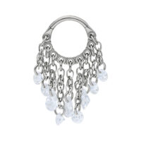 Silberner Titan Clicker mit Kristalltropfen Silberner Piercing-Ring mit hängenden, klaren Kristallen auf weißem Hintergrund