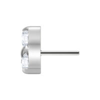 Trinity Aufsatz für Push Fit Labret, Titan Silberner Trinity Aufsatz für Push Fit Labret mit klaren Kristallen auf weißem Hintergrund