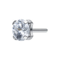 Silberner Prong Set Aufsatz mit klarem Kristall auf weißem Hintergrund