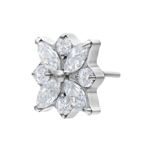 Silberner Aufsatz mit kristallklaren Blüten auf weißem Hintergrund