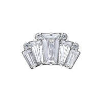 Silberner Metallaufsatz mit klaren Kristallen auf weißem Hintergrund