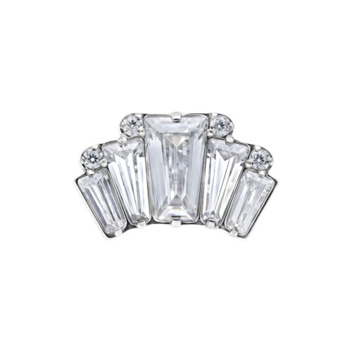 Silberner Metallaufsatz mit klaren Kristallen auf weißem Hintergrund