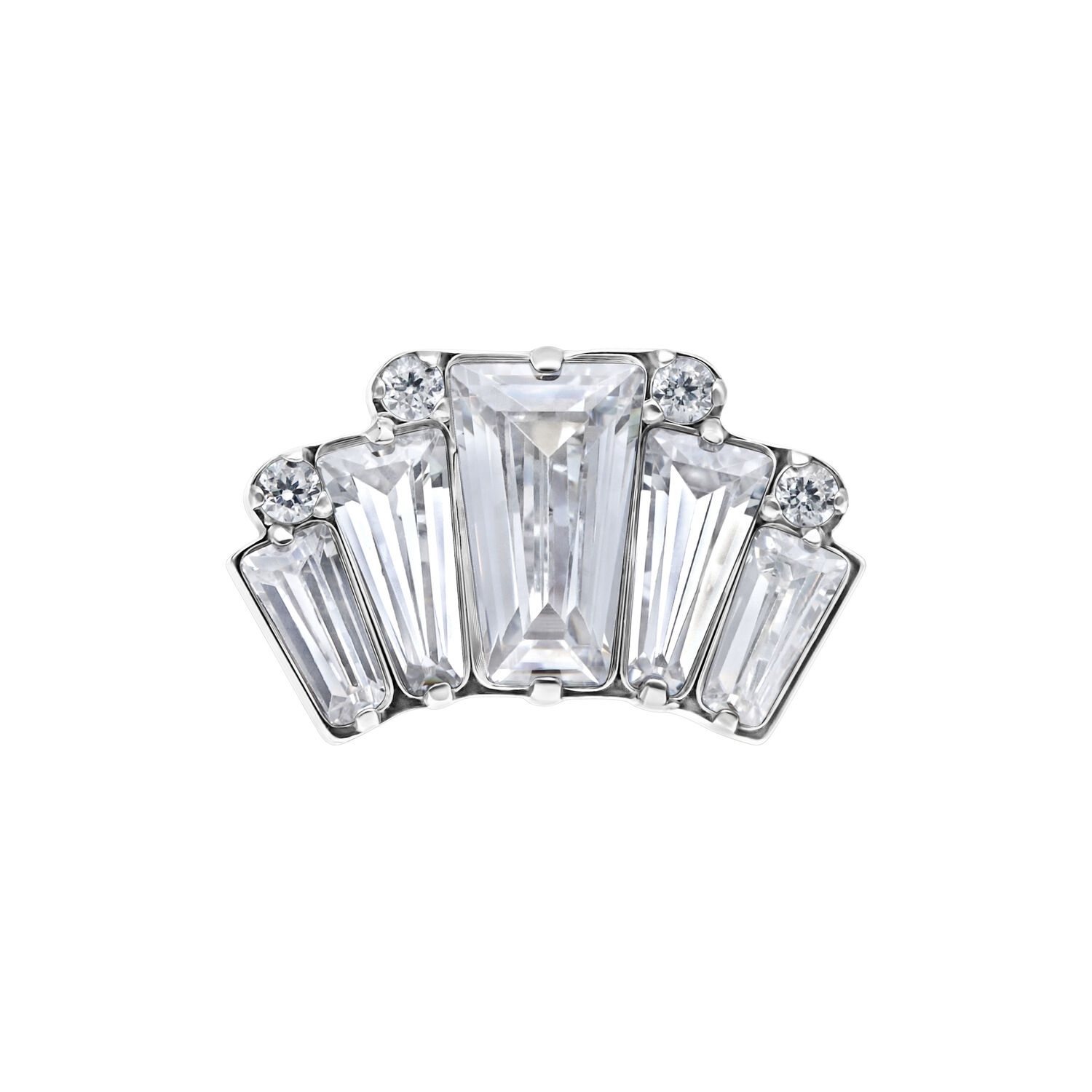 Silberner Metallaufsatz mit klaren Kristallen auf weißem Hintergrund