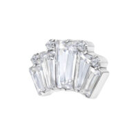 Silberner Metallaufsatz mit klaren Kristallen auf weißem Hintergrund