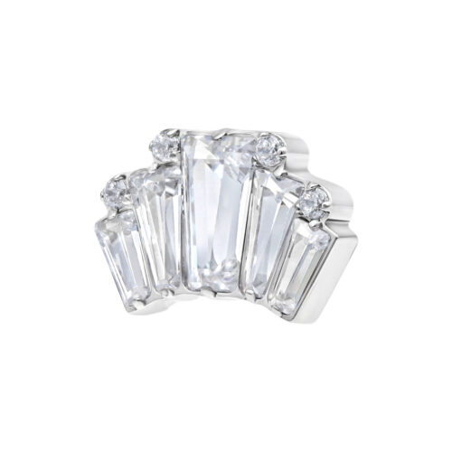 Silberner Metallaufsatz mit klaren Kristallen auf weißem Hintergrund