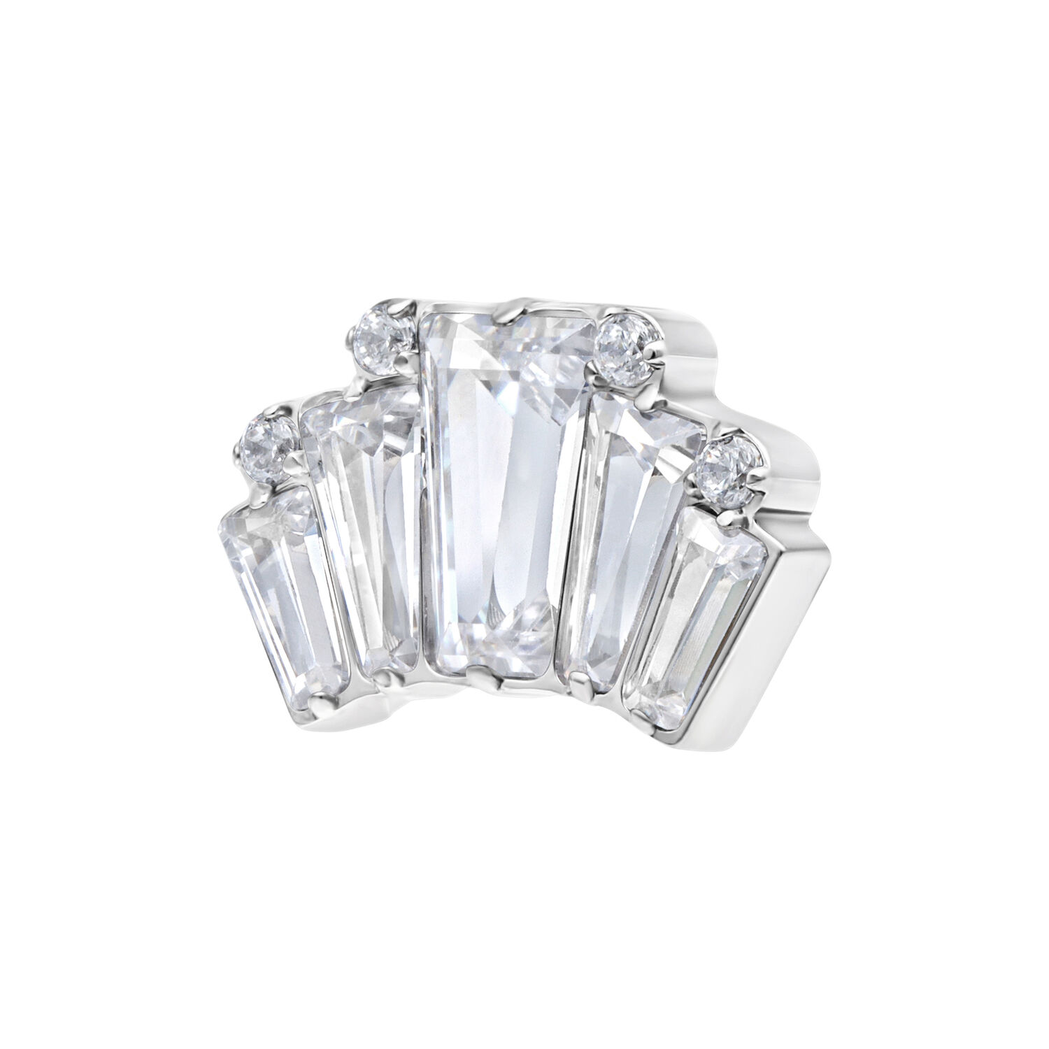 Silberner Metallaufsatz mit klaren Kristallen auf weißem Hintergrund