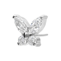 Glänzender Schmetterlingsaufsatz aus silbernem Titan mit klaren Kristallen auf weißem Hintergrund