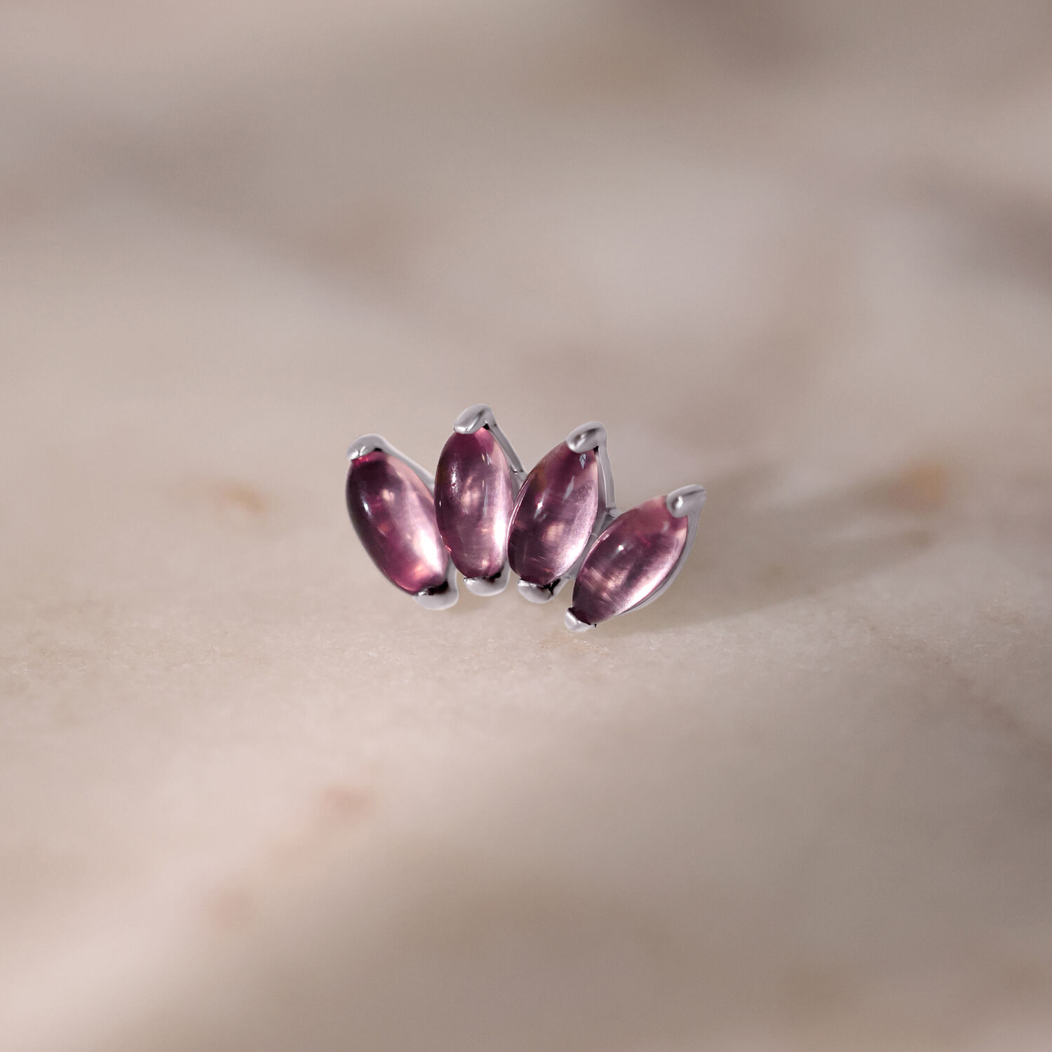 Silberfarbener Push Fit Aufsatz mit Amethyst auf marmoriertem Hintergrund