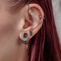 Silberner Titan-Piercing-Aufsatz mit Amethyst-Steinen am Ohr