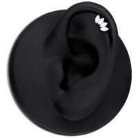 Silberner Push Fit Aufsatz mit Mondstein auf schwarzem Ohr-Modell