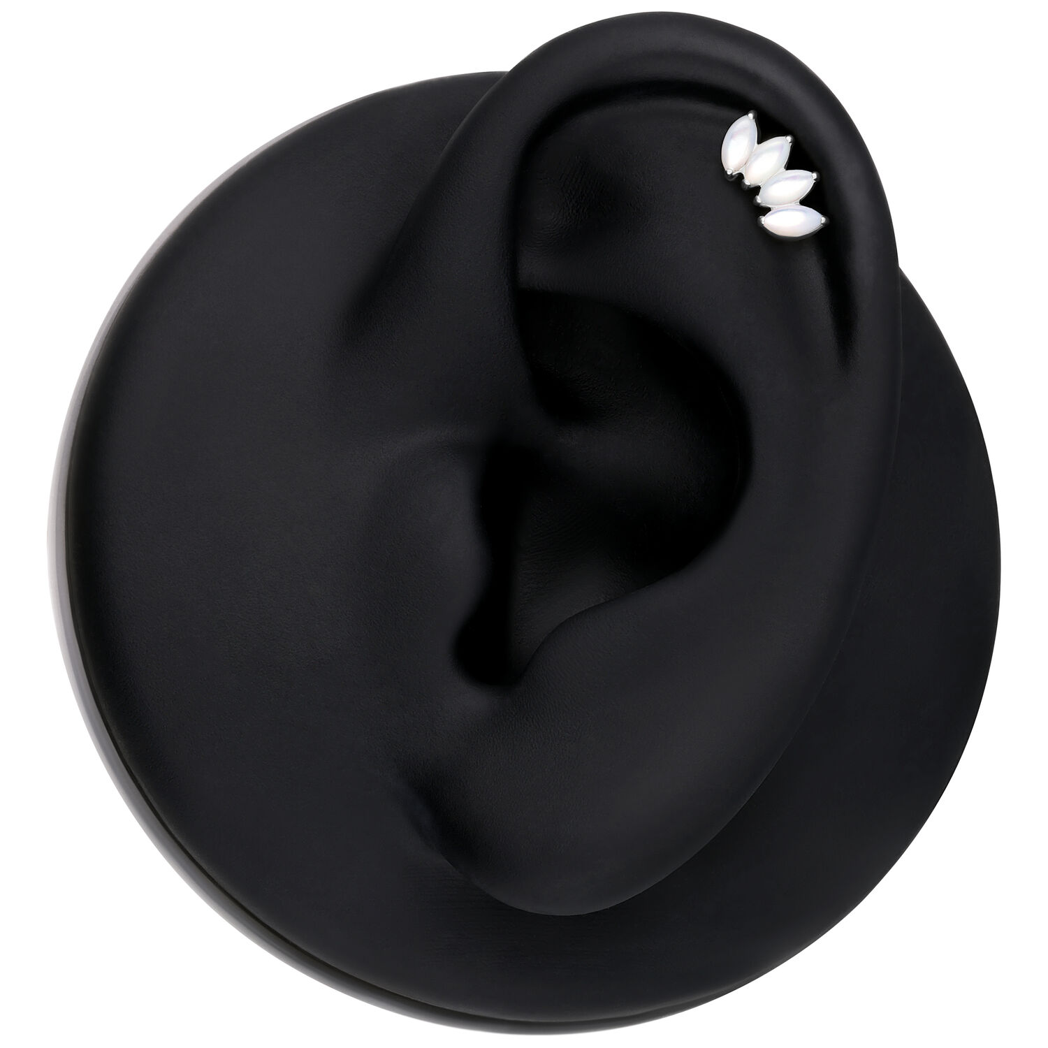 Silberner Push Fit Aufsatz mit Mondstein auf schwarzem Ohr-Modell