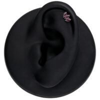 Silberner Lotus Aufsatz mit Amethyst auf schwarzem Ohr präsentiert