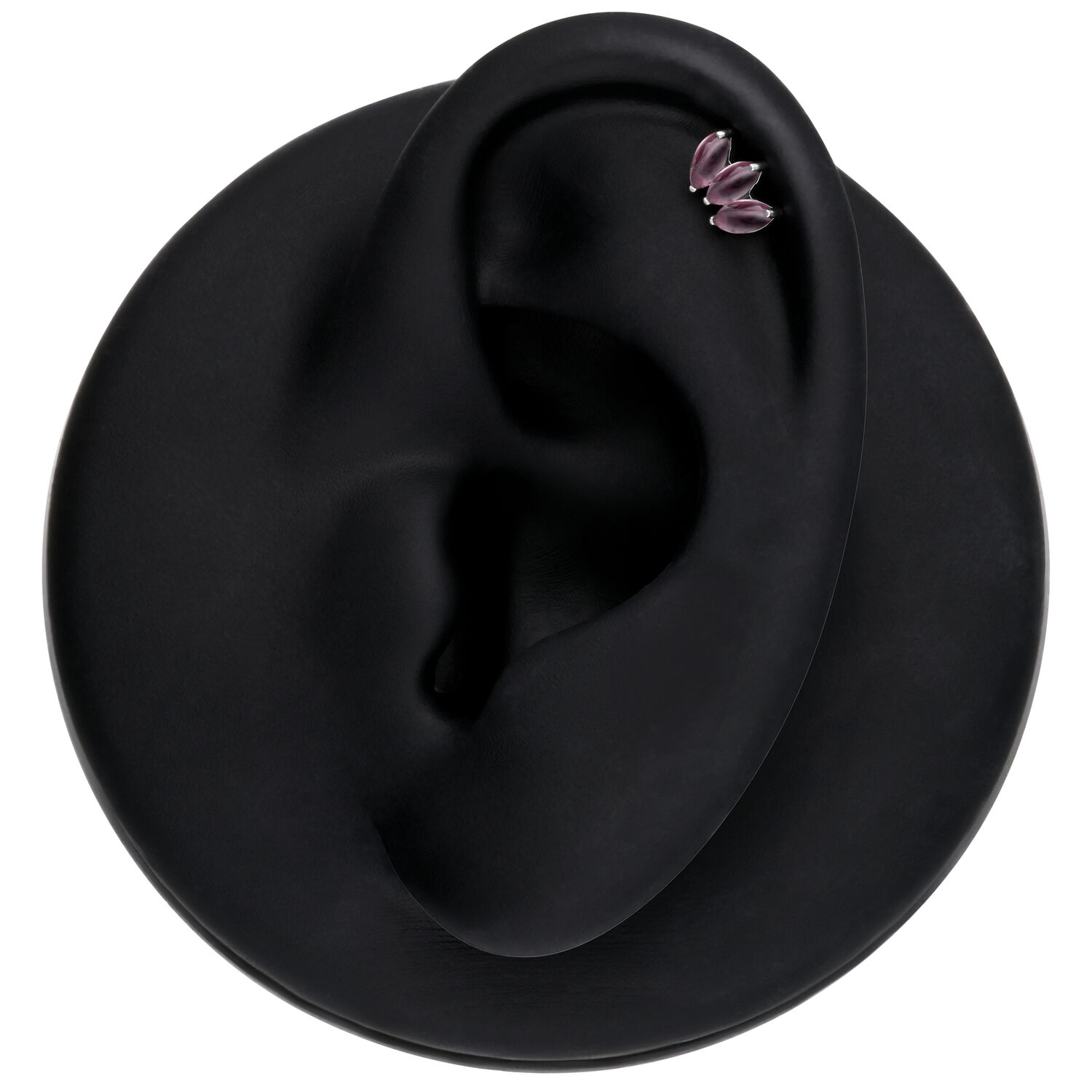 Silberner Lotus Aufsatz mit Amethyst auf schwarzem Ohr präsentiert