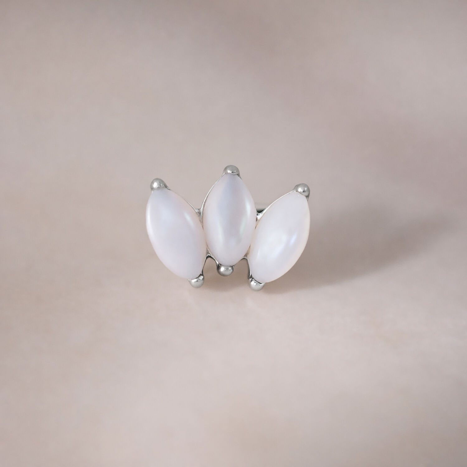 Silberner Push Fit Lotus Aufsatz mit drei Mondstein-Edelsteinen auf neutralem Hintergrund