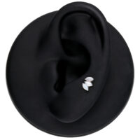 Silberner Lotus-Aufsatz mit Mondstein auf schwarzem Ohrmodell