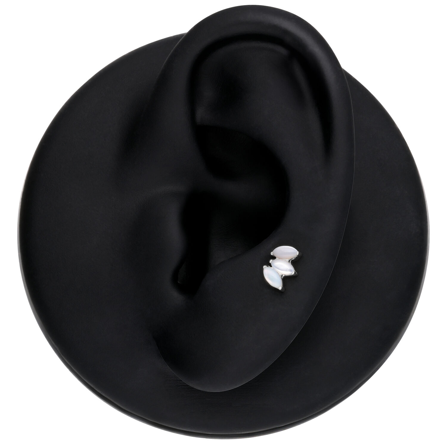 Silberner Lotus-Aufsatz mit Mondstein auf schwarzem Ohrmodell