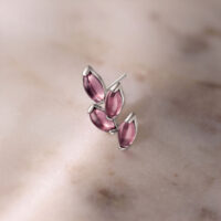 Silberner Aufsatz mit Amethyststeinen auf marmoriertem Hintergrund