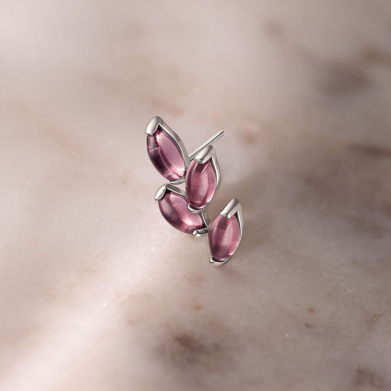 Silberner Aufsatz mit Amethyststeinen auf marmoriertem Hintergrund