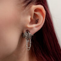 Silberner Piercing Aufsatz mit Amethyst- und Mondstein in einem Ohr