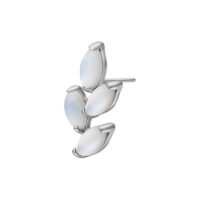 Silberner Push Fit Aufsatz mit vier Mondsteinen auf weißem Hintergrund