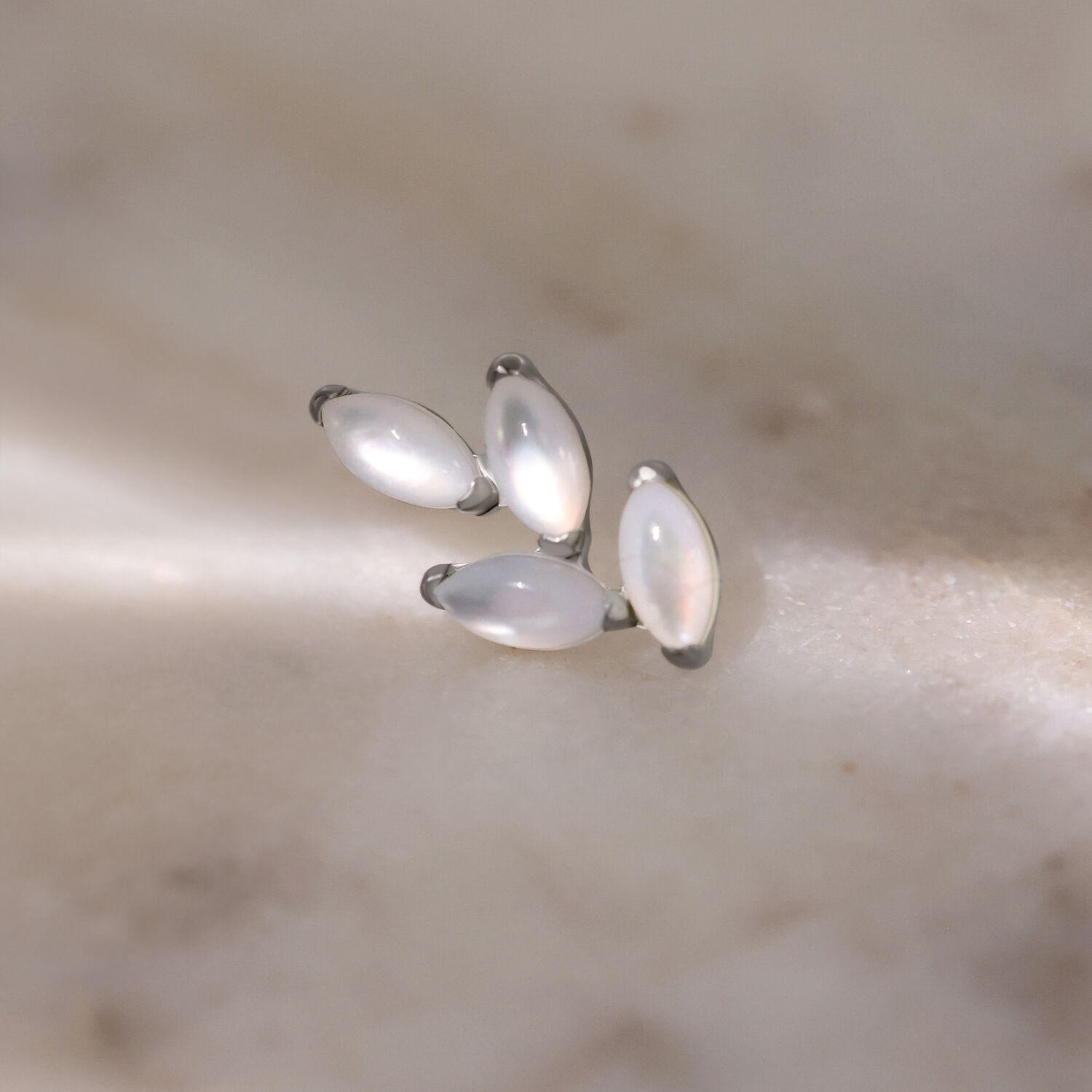 Silberner Push Fit Aufsatz mit Mondstein auf hellem Hintergrund